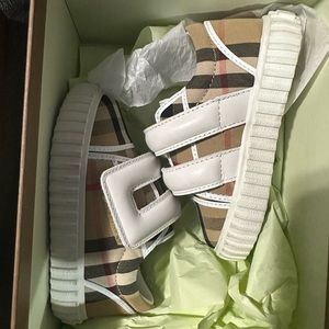 My daughter can’t fit it anymore. She only wore it once.